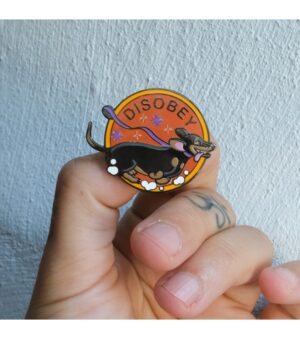 disobey-perro-salchicha-pin.jpg